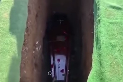 VIDEO Na pohrebe zažili