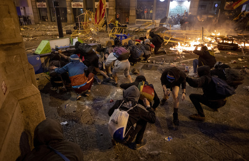 Maskovaný demonštranti v Barcelone