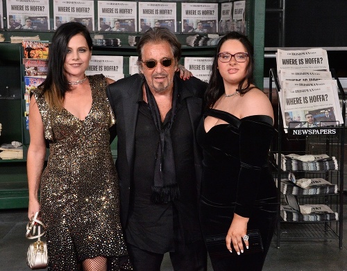 Al Pacino vzal na slávnostnú premiéru svoju partnerku a dcéru. 