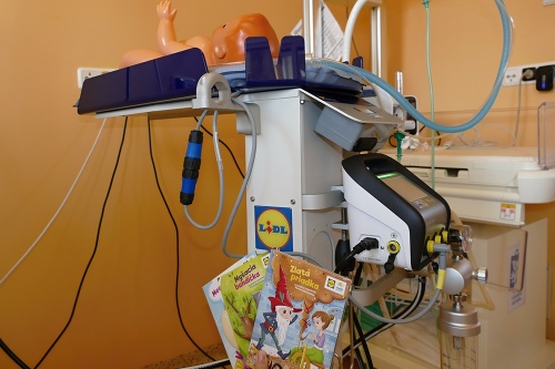 Život zachaňujúce resuscitačné transportné lôžko pre stabilizáciu novorodenca 