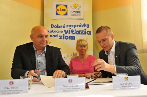 Zľava - Peter Vanek, riaditeľ nemocnice, Elena Nemcová, primárka novorodeneckého oddelenia, Matúš Gala, generálny riaditeľ Lidl Slovensko
