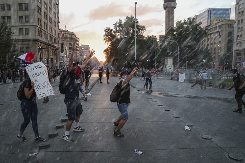 Protesty v Čile neutíchajú