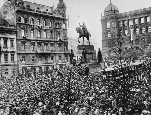 Na archívnej snímke vyhlásenie samostatnosti Československa 28. októbra 1918 na Václavskom námestí v Prahe.