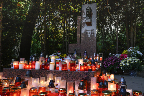 Na snímke hrob Alexandra Dubčeka na Cintoríne Slávičie údolie v Bratislave vo sviatok Všetkých svätých 1.11.2019.