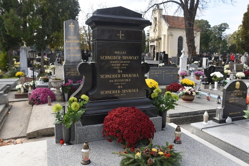 Na snímke pomník slovenského hudobného skladateľa Mikuláša Schneidera-Trnavského s rodinou počas sviatku Všetkých svätých na cintoríne na ulici Terézie Vansovej v Trnave v piatok 1.11.2019.