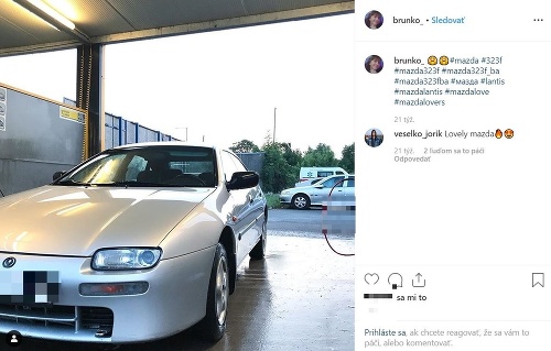 Mladíkov instagramový účet zdobia najmä fotky auta.