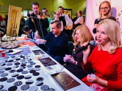 Zdobenie čokolády si vyskúšali Andrej Danko, Gabriela Matečná a aj Eva Antošová