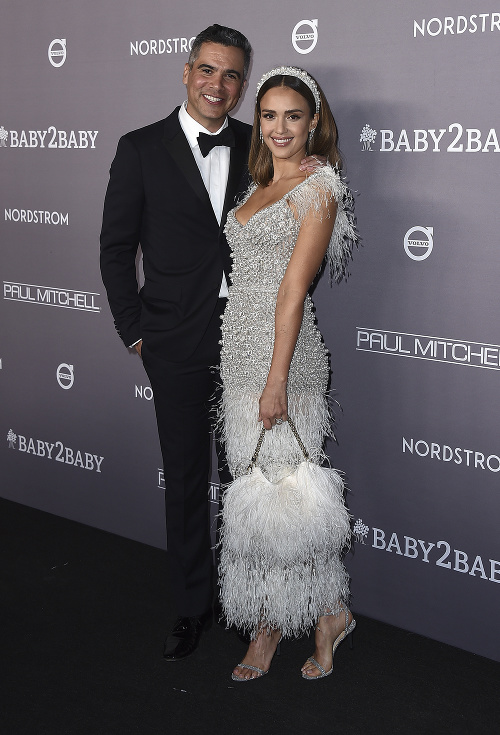 Krásna herečka Jessica Alba s manželom. 
