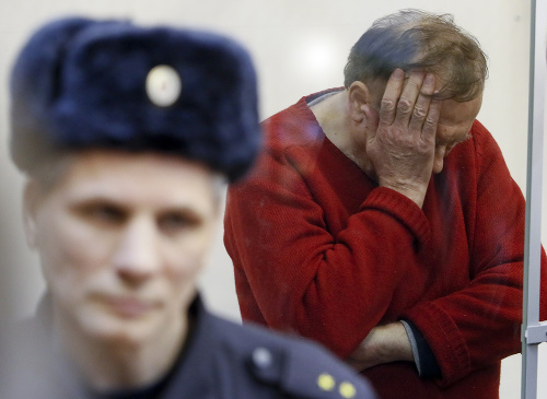 V pozadí Oleg Sokolov čaká na súdne pojednávanie