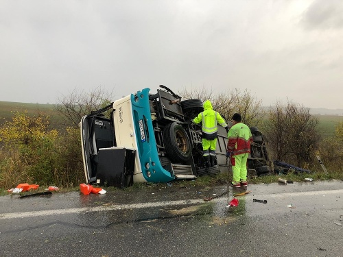 Slovenskom otriasla dopravná nehoda, po ktorej zomrelo 12 ľudí, práve dnes, po tejto udalosti, plynie štátny smútok