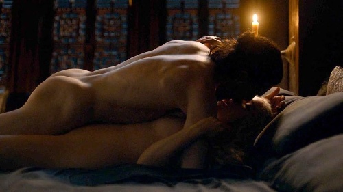 Emilia Clarke sa musela popasovať s intímnymi scénami. 