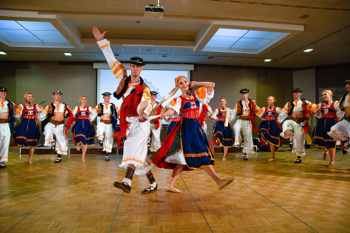 Atraktívny program zakončilo vystúpenie Lúčnice s hudobným doprovodom Zlaté husle.