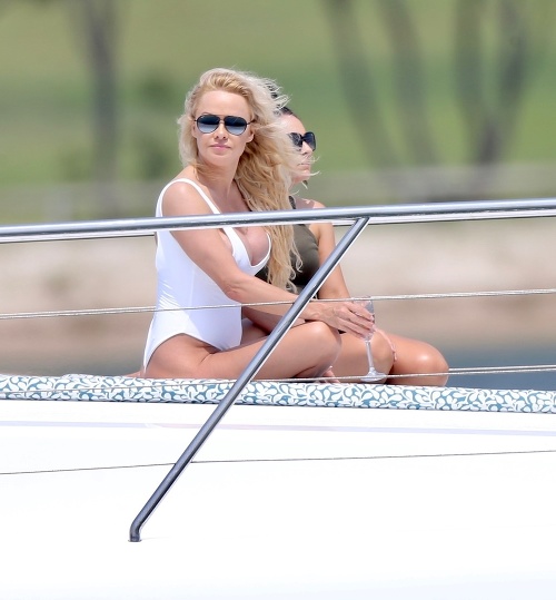 Pamela Anderson vyzerá v plavkách stále skvele. 