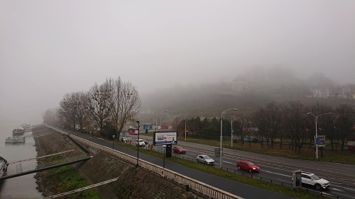 Ranná hmla v Bratislave.