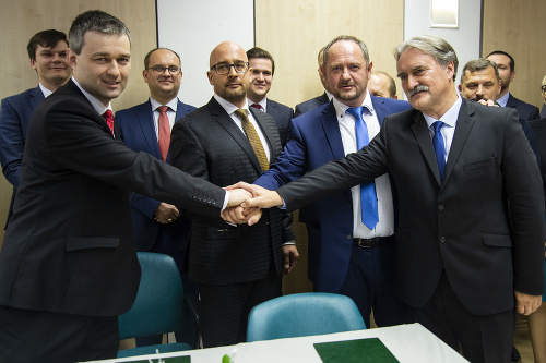Mimoparlamentné maďarské strany podpísali