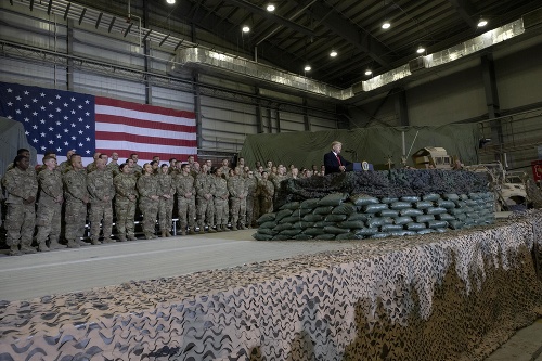 Donald Trump navštívil vojakov