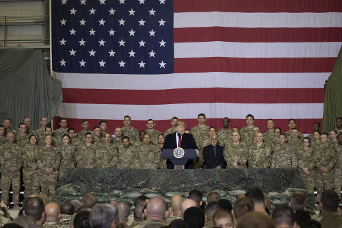 Donald Trump navštívil vojakov