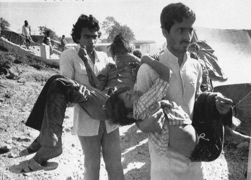 Na archívnej snímke z 5. decembra 1984  muži nesú do nemocnice dve deti, ktoré oslepli pri havárii továrne