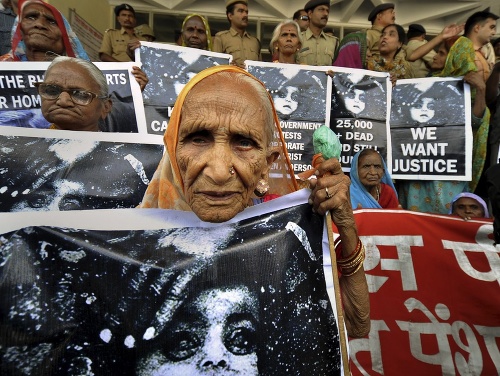 Staršie ženy, ktoré prežili výbuch v továrni na pesticídy v Bhópále, počas čakania na verdikt súdu v roku 2010