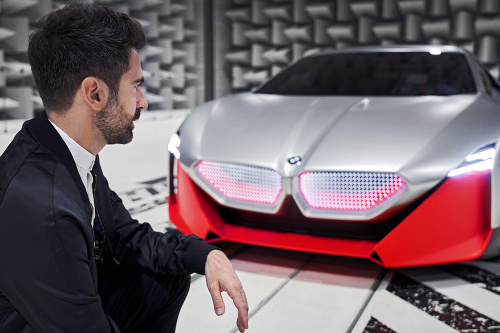 BMW Sound Designer Renzo Vitale a koncept vozidla  BMW Vision M NEXT v akustickej komore.