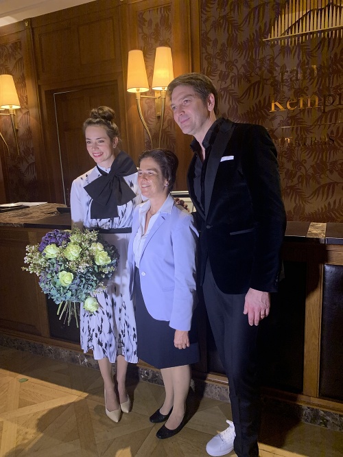 Marek Majeský a Gabika Marcinková, ktorá si zahrala riaditeľku luxusného hotela, si takto zapózovali s jeho skutočnou šéfkou. 