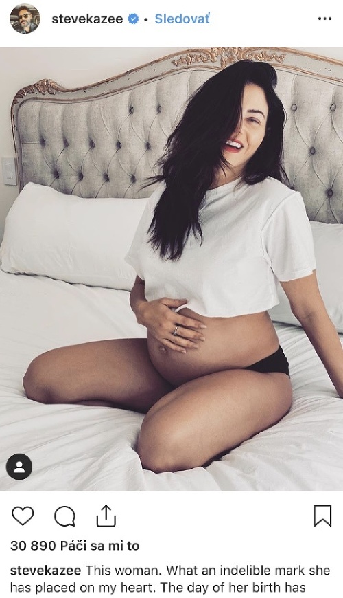 Steve Kazee zverejnil na instagrame fotku svojej tehotnej partnerky. Oblečená je na nej v krátkom tričku a nohavičkách. 