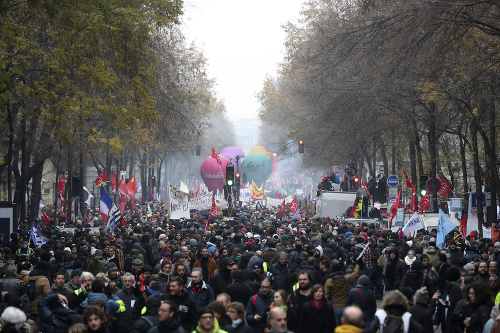Paríž ochromil štrajk, protestovalo