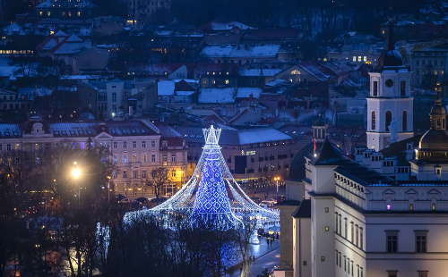 Národný vianočný stromček stojí na katedrálnom námestí vo Vilniuse v Litve