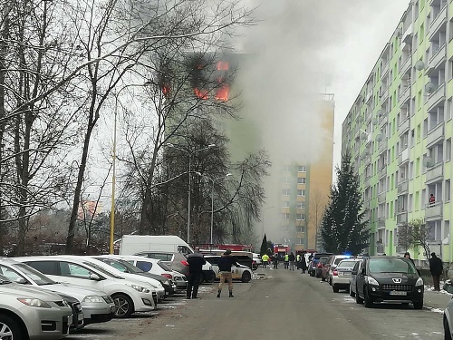 Šľahajúce plamene sledujú obyvatelia z blízkych bytov