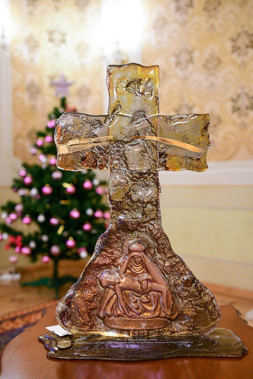 Ďalší z darov je sklenený kríž zobrazujúci Sedembolestnú Pannu Máriu