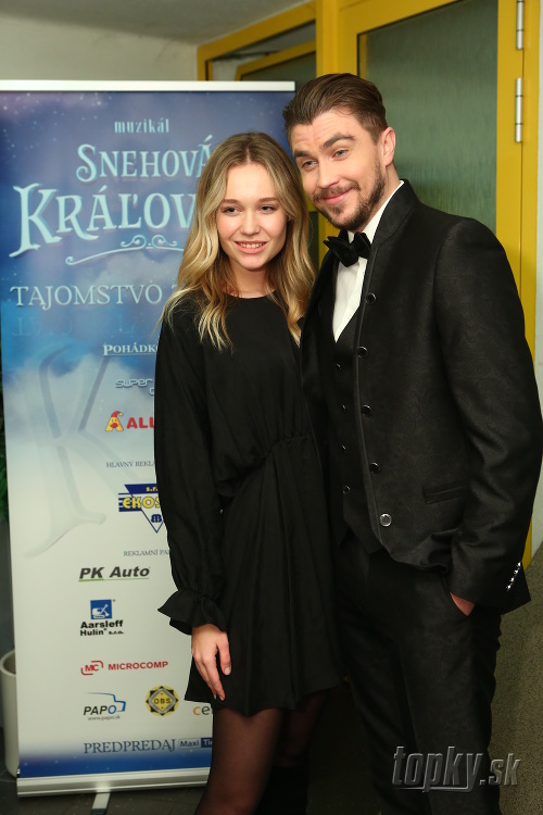 Dárius Koči prišiel na premiéru nového muzikálu s priateľkou Dianou.