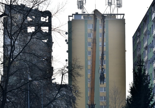 Poškodenú bytovku v Prešove napokon zrovnali so zemou.