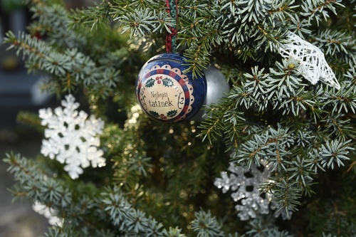Na hrobe Karla Gotta nechýba ani vianočný stromček so špeciálnou vianočnou guľou od jeho rodiny.