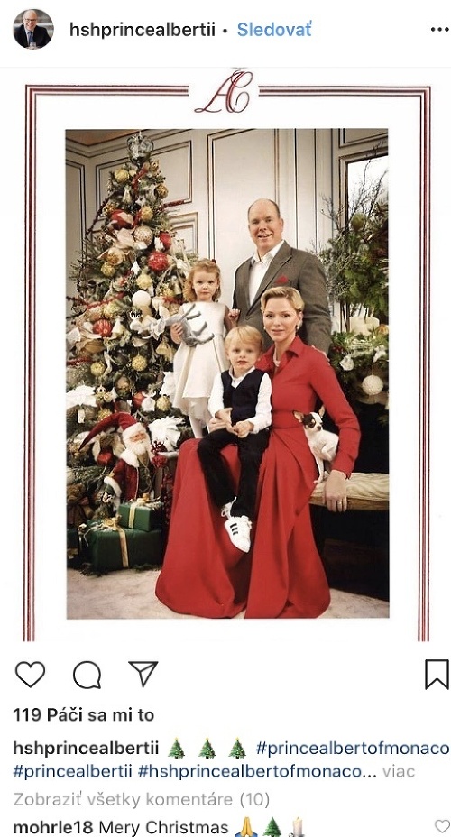 Monacké knieža Albert II. a jeho manželka Charlene stavili na klasiku. Pred krásnym vianočným stromčekom spolu s nimi pózujú ich deti - princ Jacques a princezná Gabriella. Nechýba ani štvornohý miláčik kráľovskej rodiny.  