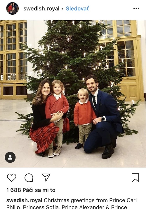 Švédsky princ Karol Filip s rodinou pózovali pred pomerne jednoducho vyzdobeným stromčekom. Jeho krásna manželka Sofia, synovia Alexander a Gabriel mali na sebe outfity červenej farby, ktoré dotvárajú pocit vianočnej atmosféry. 