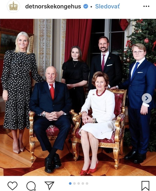 Vianočný pozdrav zverejnili na instagrame aj členovia nórskej monarchie. Kráľ Harald V. a jeho žena Sonja pózuju v kruhu rodiny pri vianočnom stromčeku. 