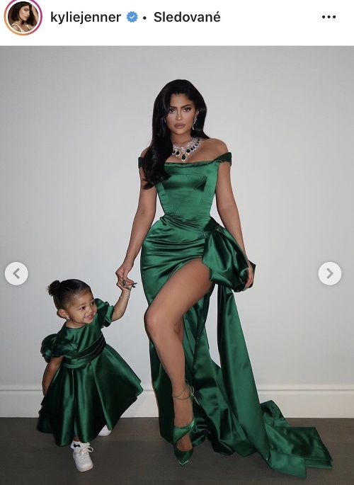 Kylie Jenner slávila Vianoce aj v kruhu svojich sestier. Spolu s dcérkou Stormi boli dokonale zladené. 