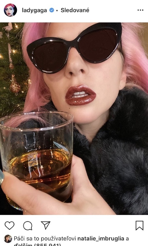 Speváčka Lady Gaga si dala whiskey. 
