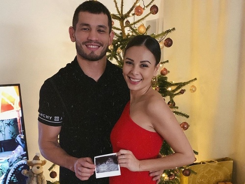 Na prvý sviatok vianočný Monika Bagárová a jej partner Makhmud Muradov zverejnili, že čakajú bábätko.
