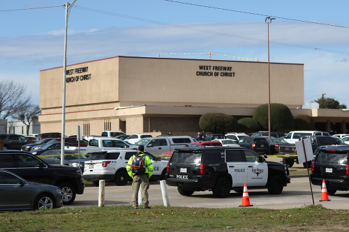 Policajti zasahujú na mieste streľby pred kostolom v meste White Settlement v americkom štáte Texas.
