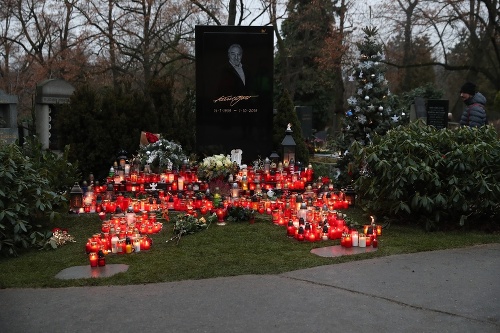 Pred hrobom Karla Gotta je doslova červený koberec. Sviečky už zničili aj nový trávnik.
