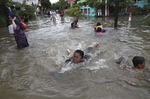 Jakartu sužujú záplavy.
