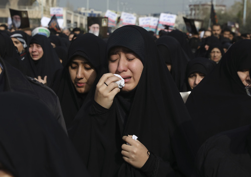 Ženy plačú počas demonštrácie v uliciach Teheránu na protest proti zabitiu generála Solejmáního.