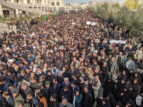 Ľudia protestujú proti zabitiu generála Solejmáního v uliciach Teheránu.