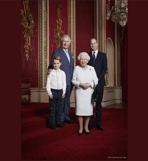 Kráľovná na novoročnej fotografii pózuje s troma následníkmi trónu