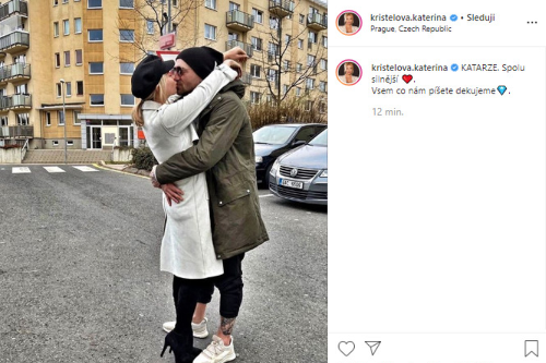 Škandalózna dvojica Kateřina Kristelová a Tomáš Řepka sú už spolu v pohodlí domova.