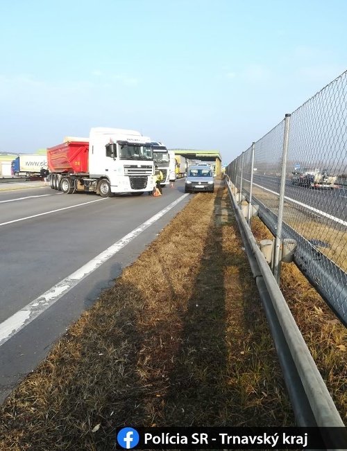 Na hraničnom priechode Brodské je zablokovaný vjazd na diaľnicu D2 z ČR do SR.