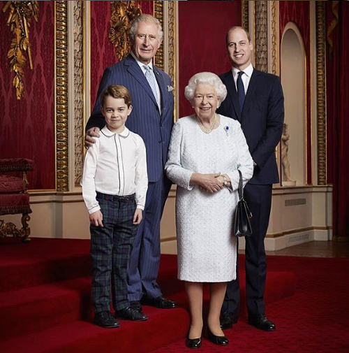 O kráľovnú Alžbetu II. a princa Charlesa, ktorý prekonal koronavírus má Harry obavy. Vie, že tu nebudú naveky. 