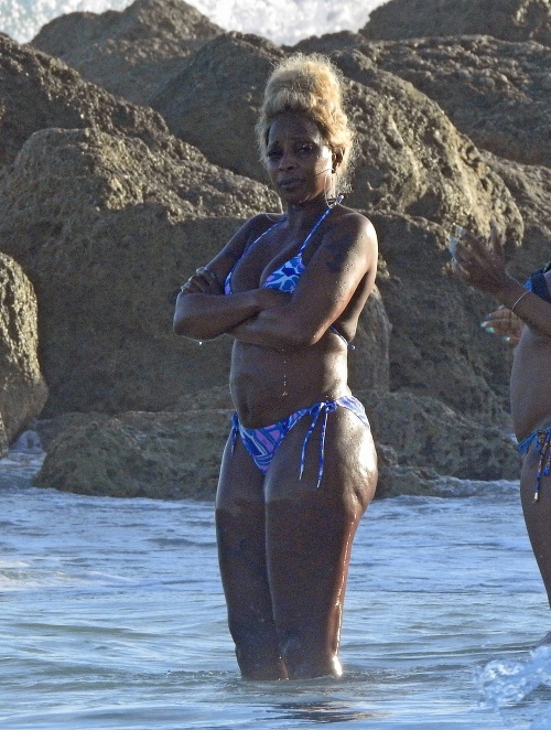 Mary J. Blige nafotili paparazzi v plavkách. 