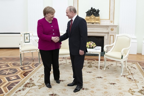 Merkelová telefonovala s Putinom: